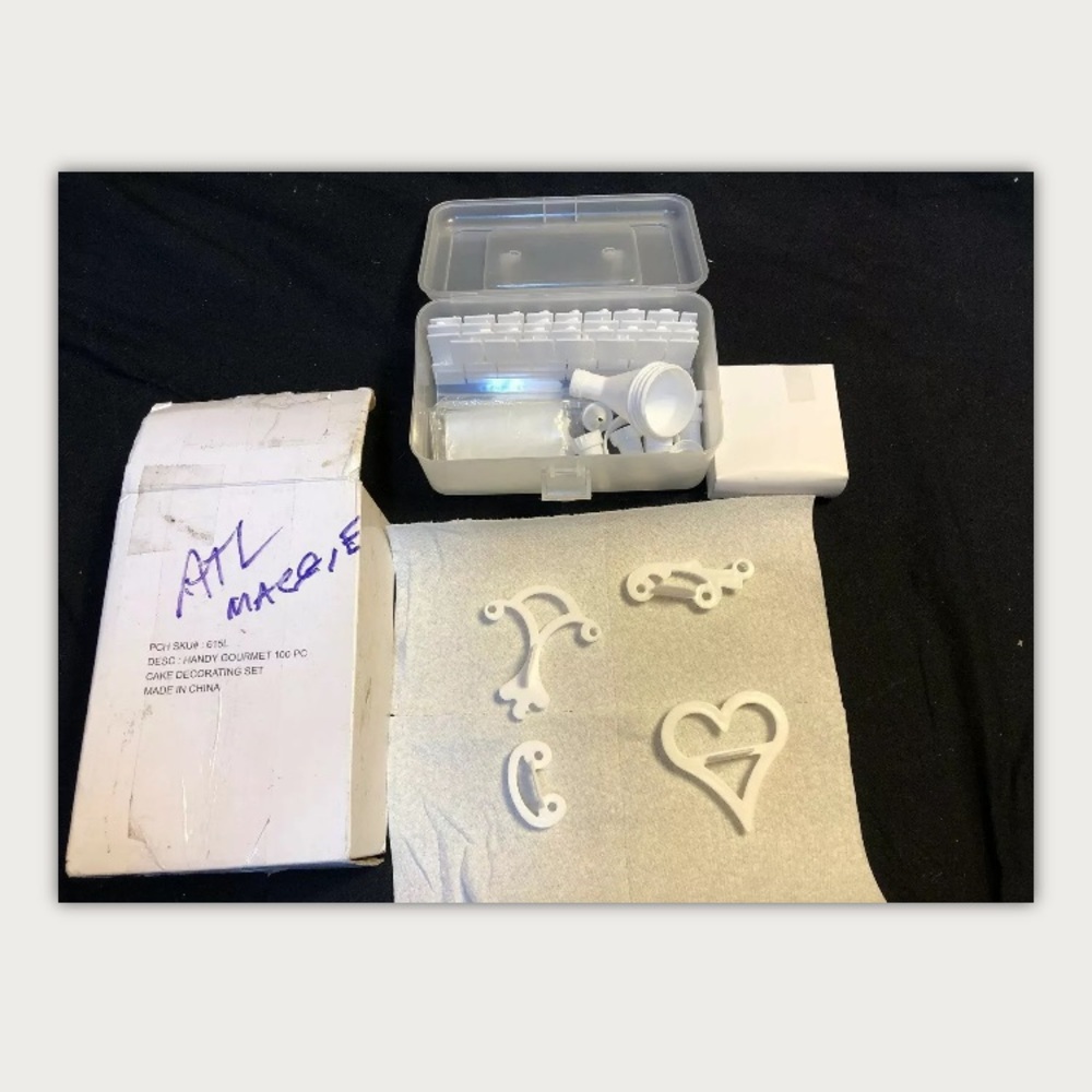 Handy Gourmet 100 Piece Cake Decorating Set NEW